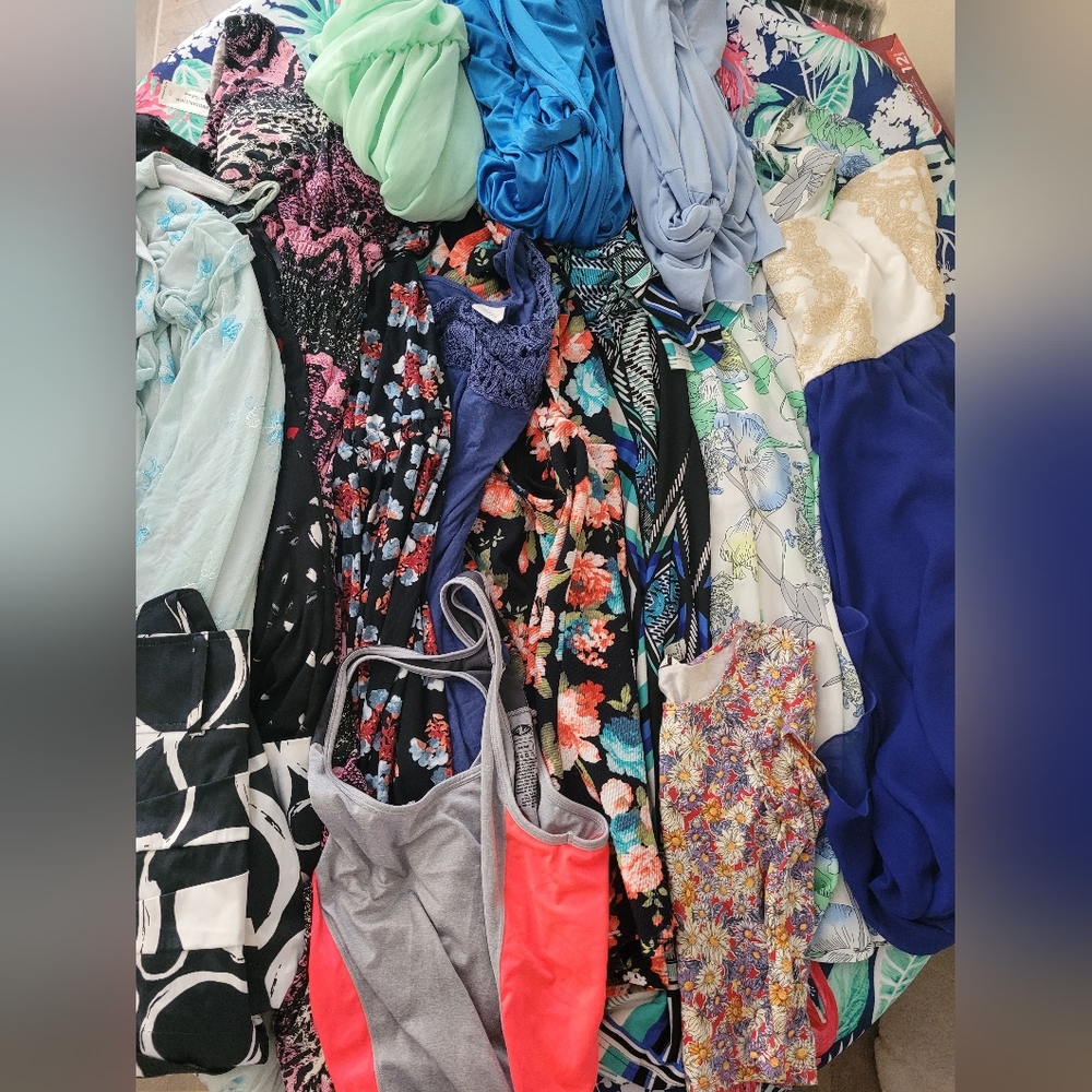 Assorted surprise bag of womans clothes! ✨️✨️17 items